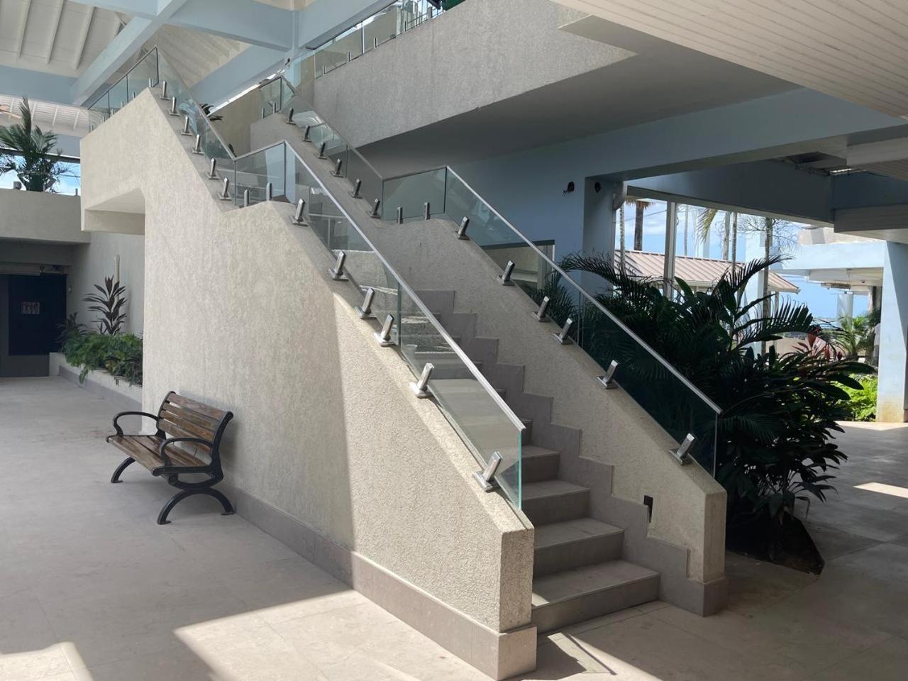 Oceanfront Condo W/ Free Parking + High Speed Wifi Negril Exterior photo